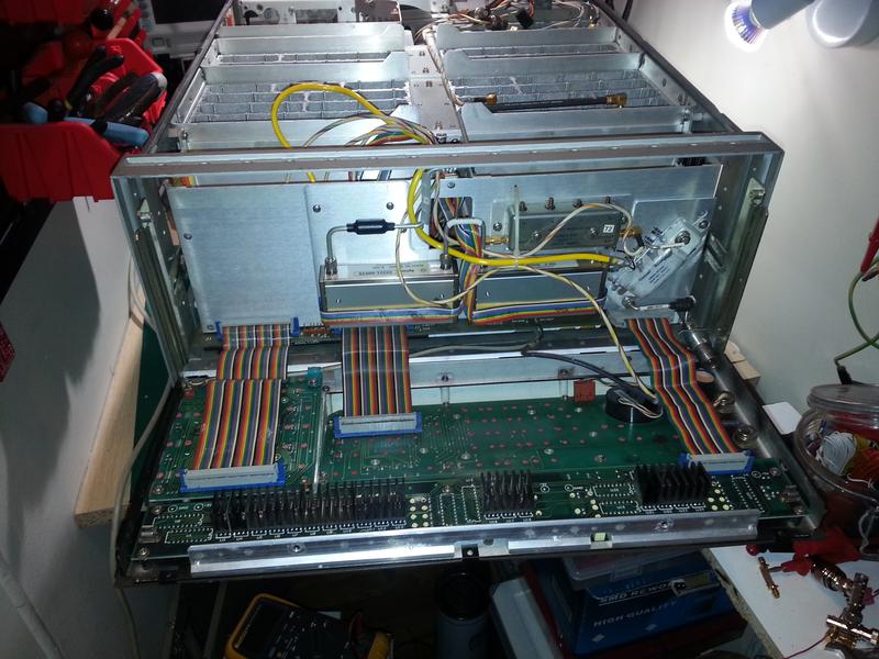 Fromt view of the inside of the HP8662A