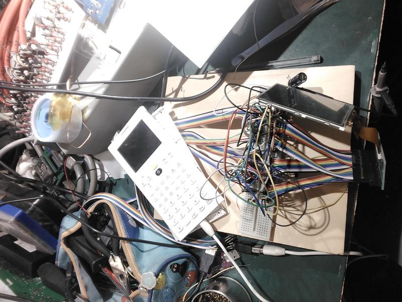 The test setup to connect a ST7789V based LCD module to the Numworks, using a breadboard to interconnect the 2 interfaces.